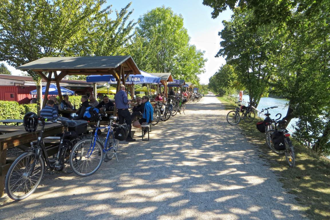 Biergarten direkt am Kanal